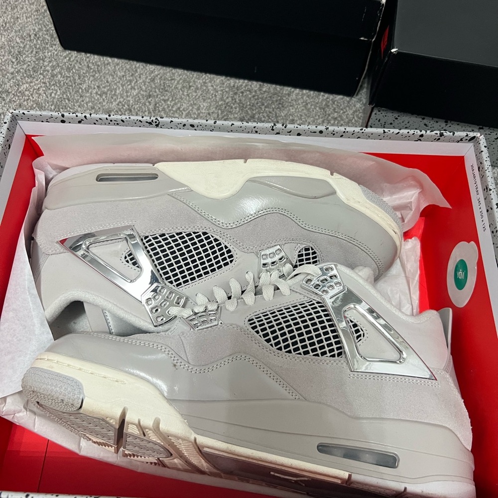 Nike Men's Shoes in Gray and Silver